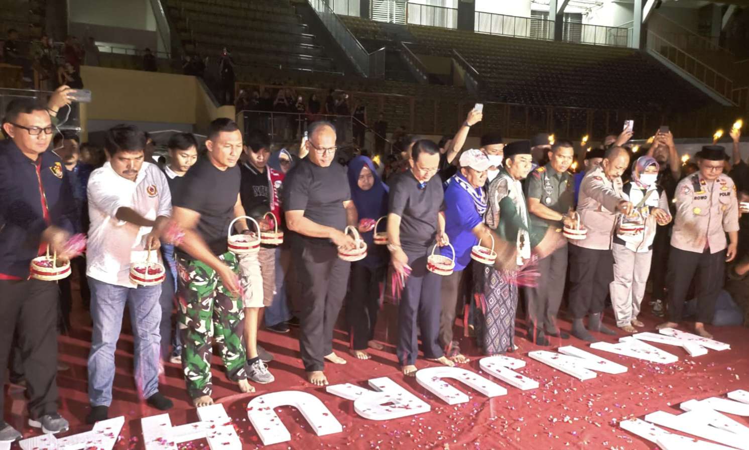  PJ Bupati Bekasi Bersama Forkopimda Dan Ratusan Suporter Gelar Doa Bersama Untuk Korban Tragedi Kanjuruhan