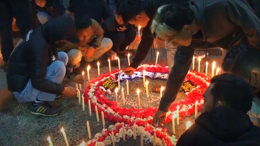 Pemkab Blitar dan Ratusan Suporter Menggelar Aksi Do'a Bersama dan Nyalakan Lilin Sebagai Bentuk Belasungkawa Tragedi Kanjuruhan