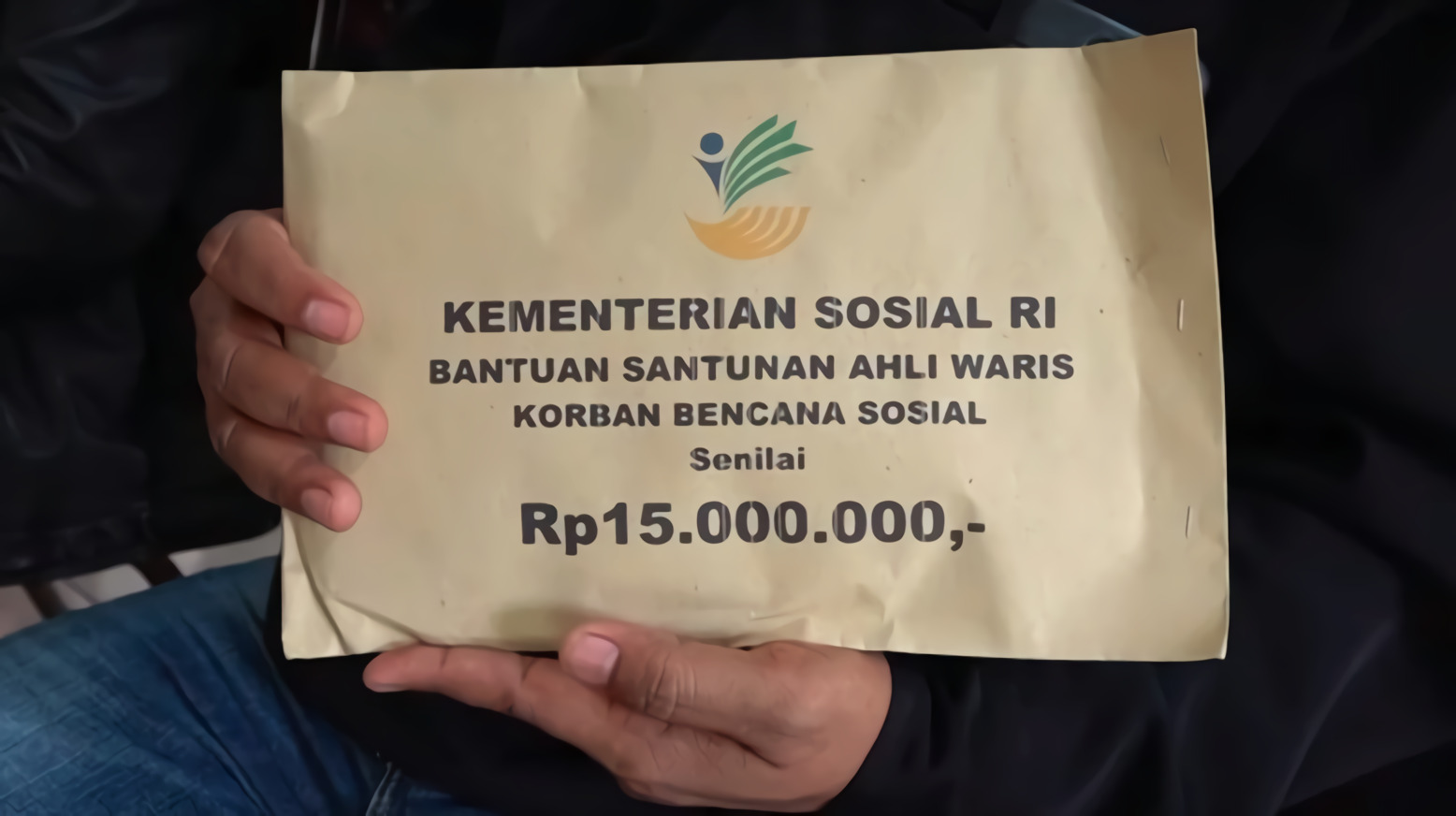 Kemensos Berikan Bansos Kepada Keluarga Korban Tragedi Kanjuruhan