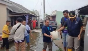 Dinsos Salurkan Bantuan untuk Warga Terdampak Banjir Rob di Muaragembong
