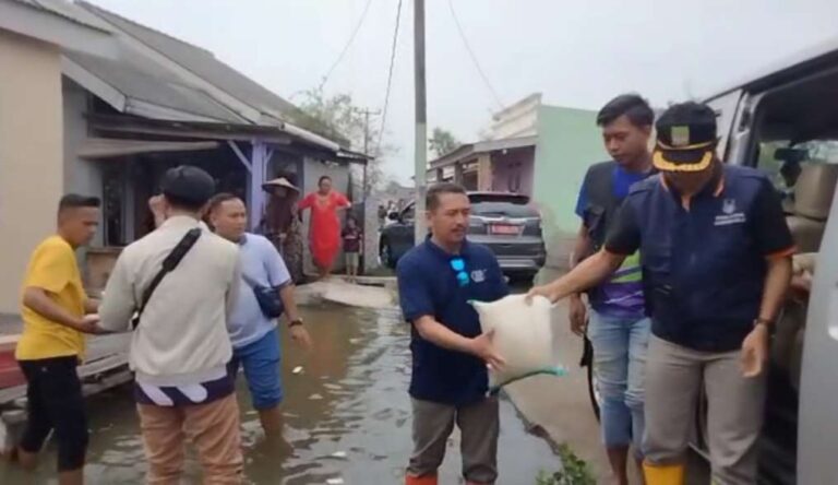 Dinsos Salurkan Bantuan untuk Warga Terdampak Banjir Rob di Muaragembong